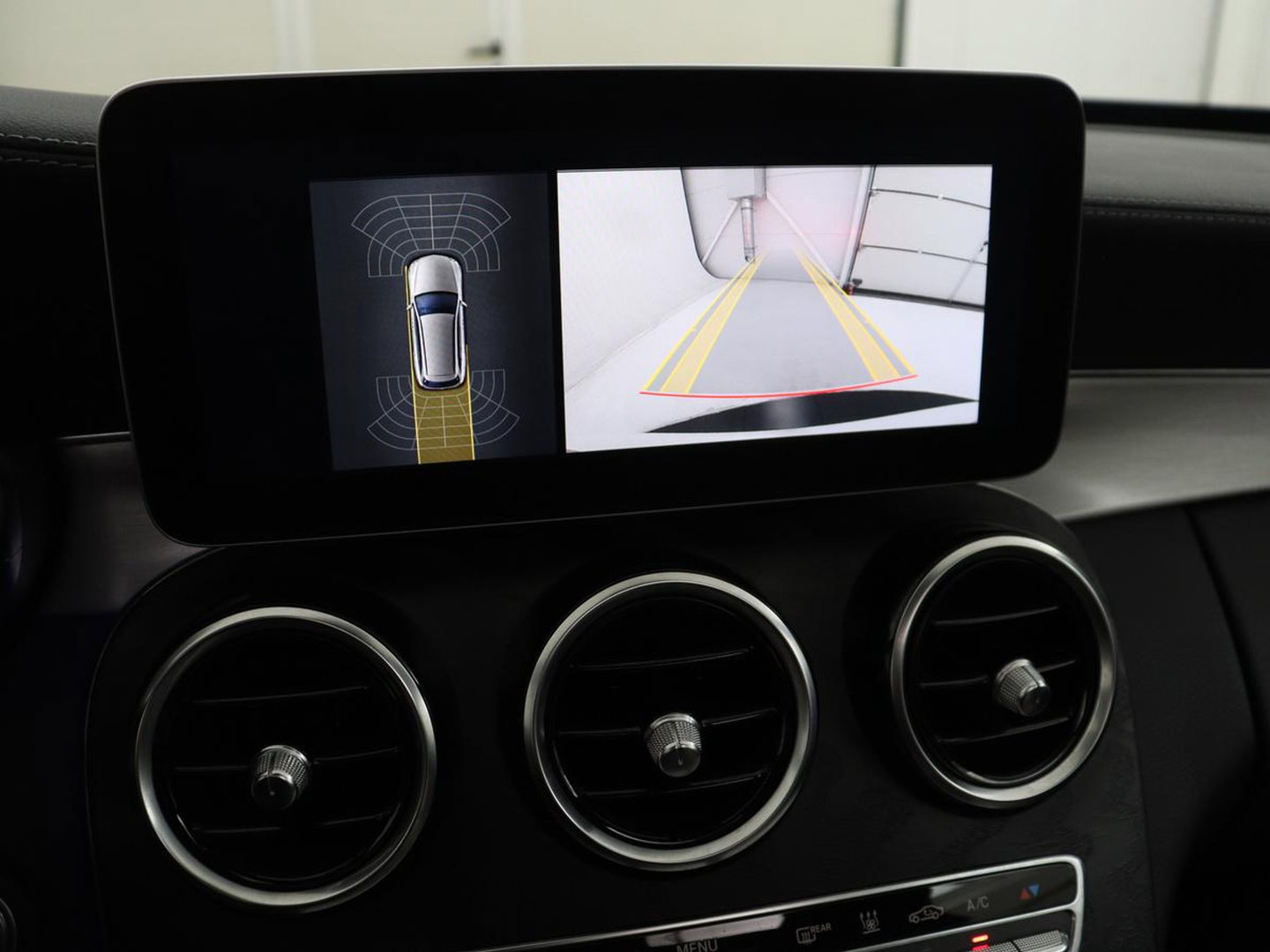 Mercedes-Benz C-Klasse Estate 300 e Business Solution AMG Limited | Panoramadak | Leder Exclusief | Burmester Surround | Stoelverwarming | Camera | Carplay | Dodehoek detectie | Navigatie | Full LED