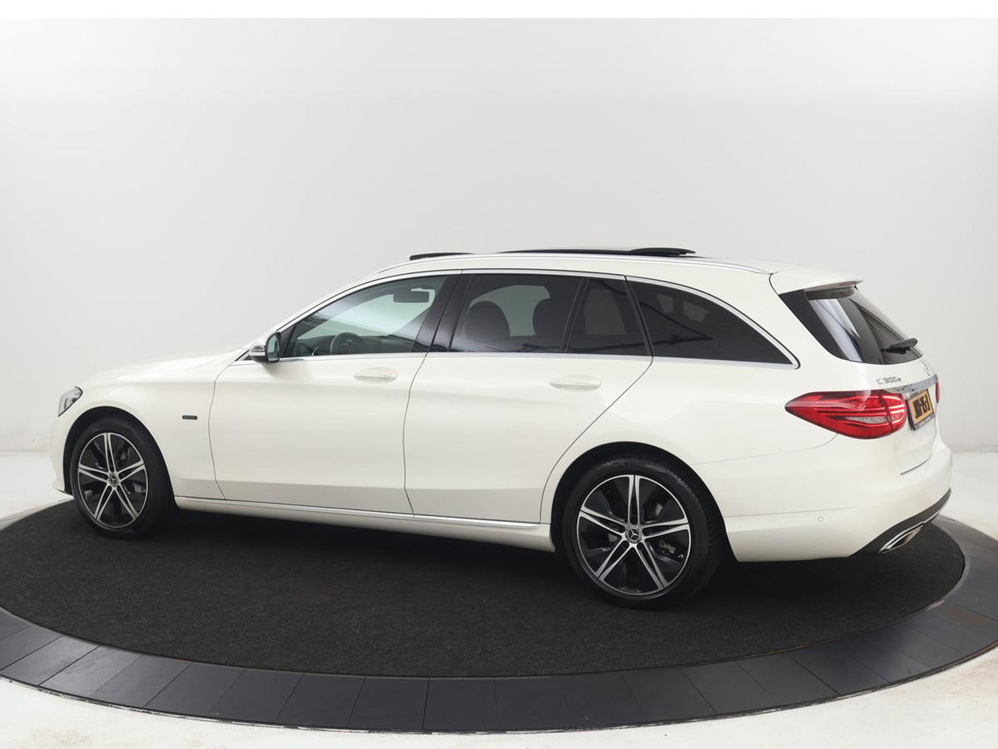 Mercedes-Benz C-Klasse Estate 300 e Business Solution AMG Limited | Panoramadak | Leder Exclusief | Burmester Surround | Stoelverwarming | Camera | Carplay | Dodehoek detectie | Navigatie | Full LED