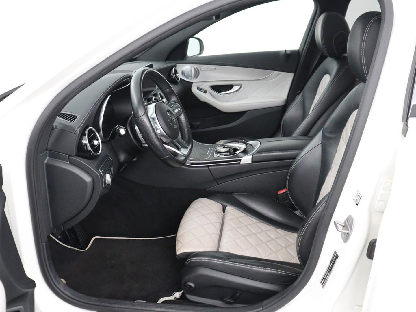 Mercedes-Benz C-Klasse 300e Avantgarde | Panoramadak | Leder Exclusief | Burmester Surround | Stoelverwarming | Camera | Carplay | Dodehoek detectie | Navigatie | Full LED
