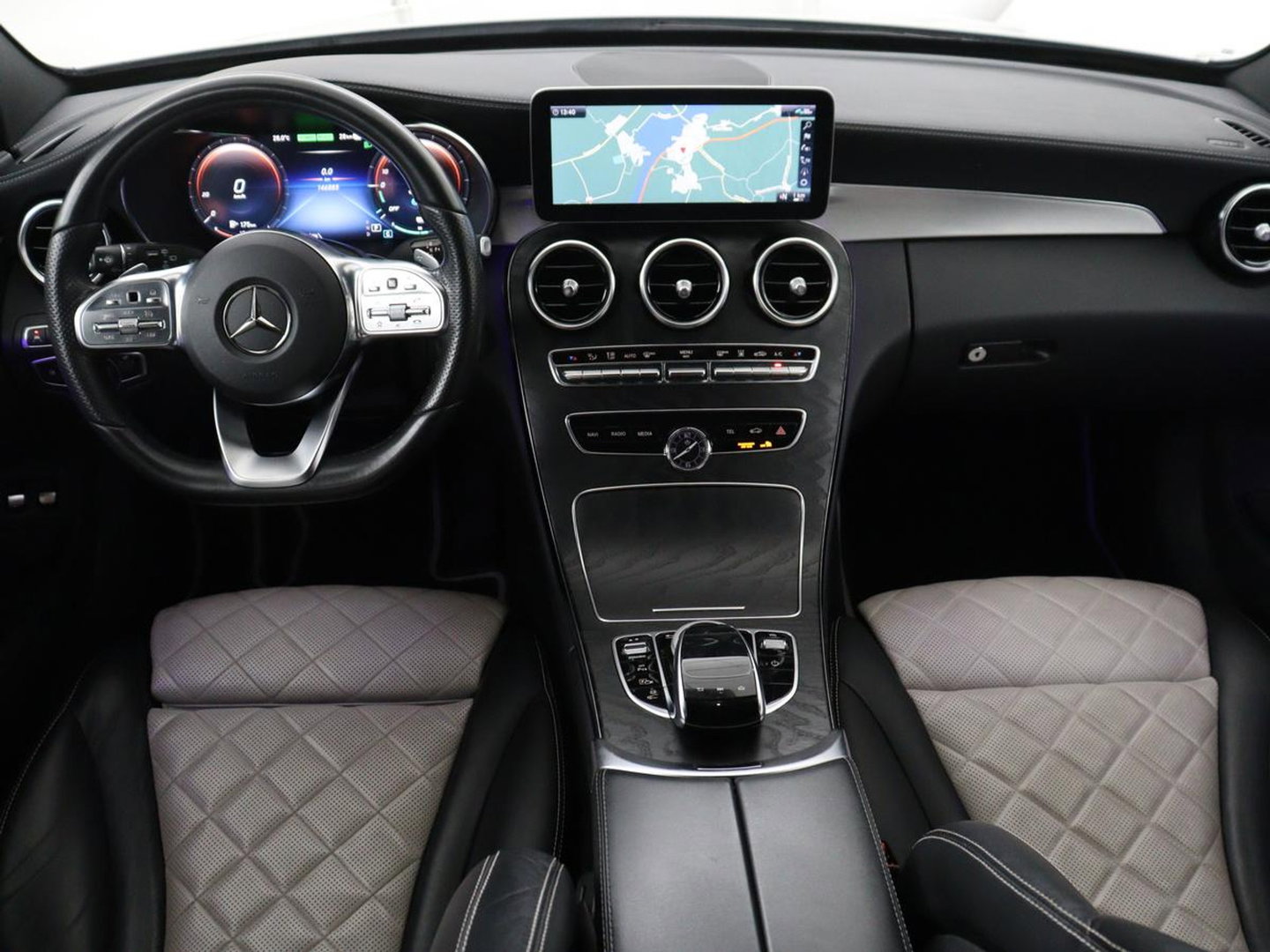 Mercedes-Benz C-Klasse 300e Avantgarde | Panoramadak | Leder Exclusief | Burmester Surround | Stoelverwarming | Camera | Carplay | Dodehoek detectie | Navigatie | Full LED