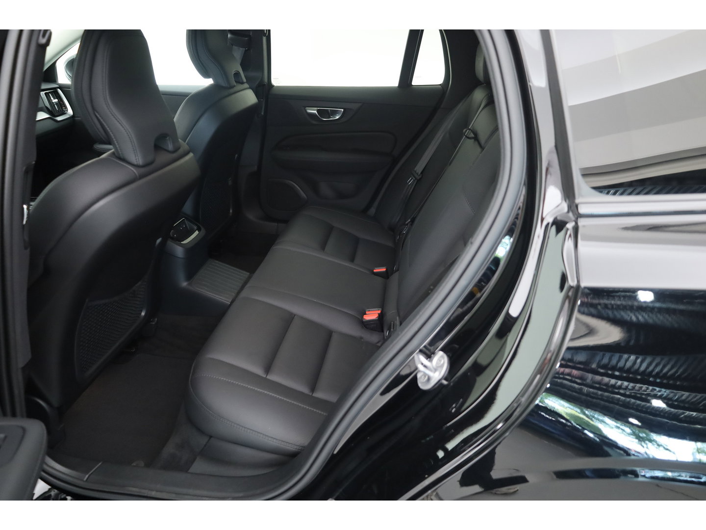 Volvo V60 2.0 T6 Plug-in hybrid AWD Plus Dark | Stoel 4 & Stuur Verwarming | achteruitrijcamera | Memory | 19" |