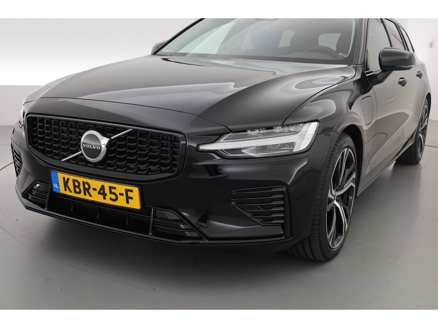 Volvo V60 2.0 T6 Plug-in hybrid AWD Plus Dark | Stoel 4 & Stuur Verwarming | achteruitrijcamera | Memory | 19" |