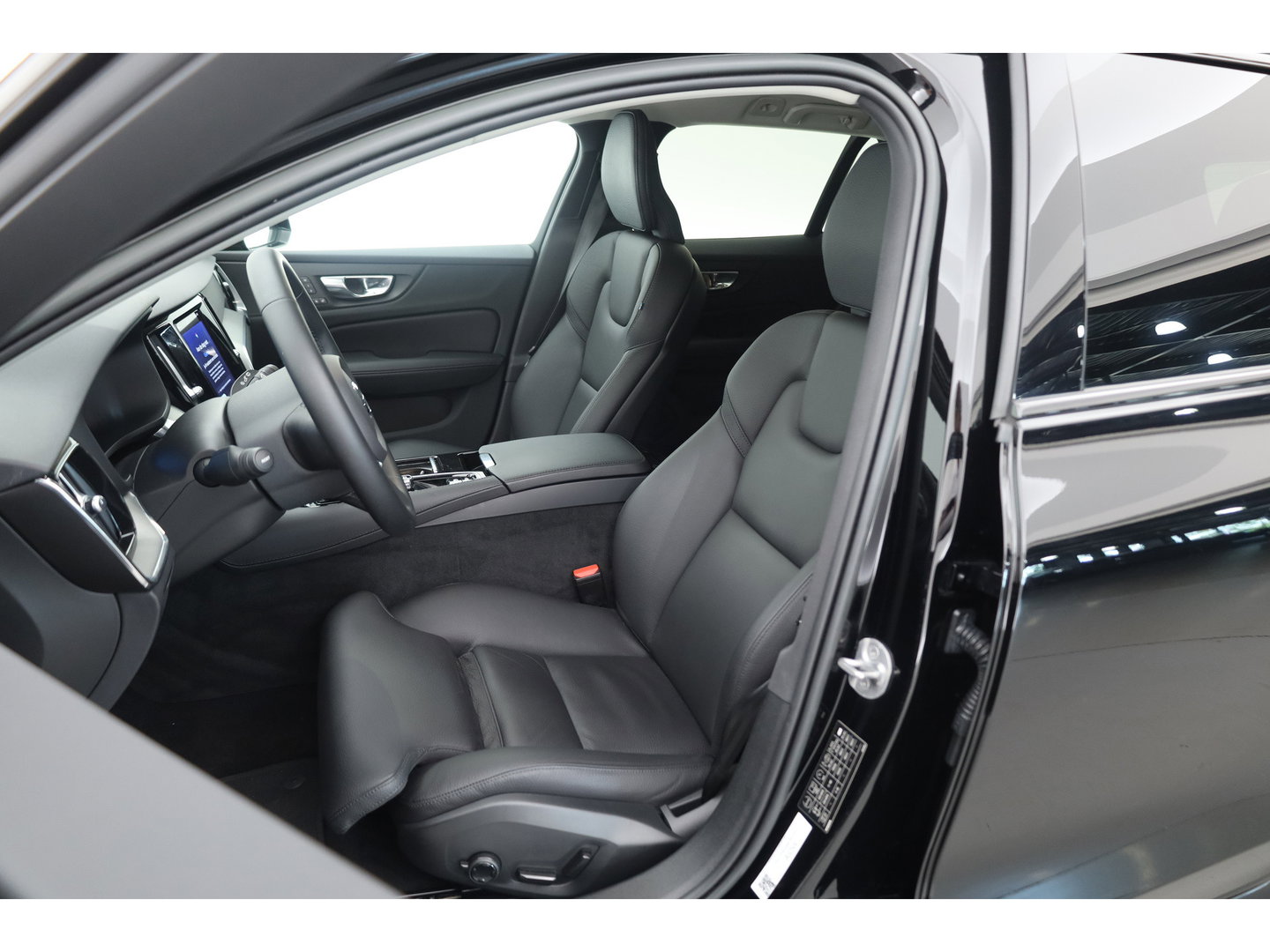 Volvo V60 2.0 T6 Plug-in hybrid AWD Plus Dark | Stoel 4 & Stuur Verwarming | achteruitrijcamera | Memory | 19" |