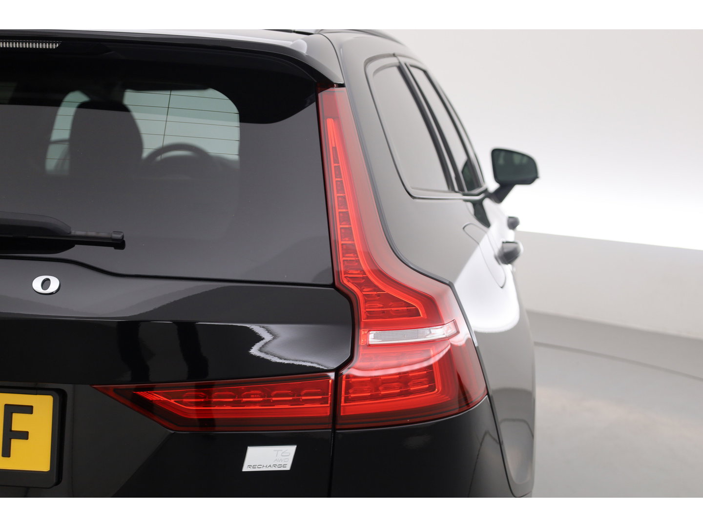 Volvo V60 2.0 T6 Plug-in hybrid AWD Plus Dark | Stoel 4 & Stuur Verwarming | achteruitrijcamera | Memory | 19" |