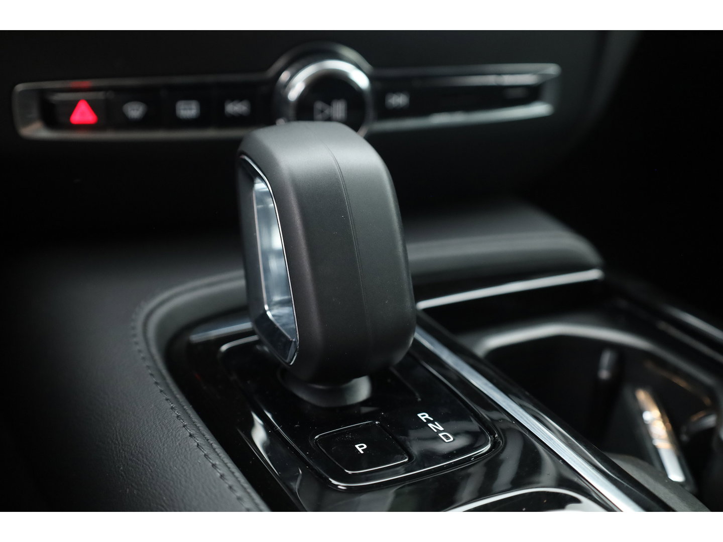 Volvo V60 2.0 T6 Plug-in hybrid AWD Plus Dark | Stoel 4 & Stuur Verwarming | achteruitrijcamera | Memory | 19" |