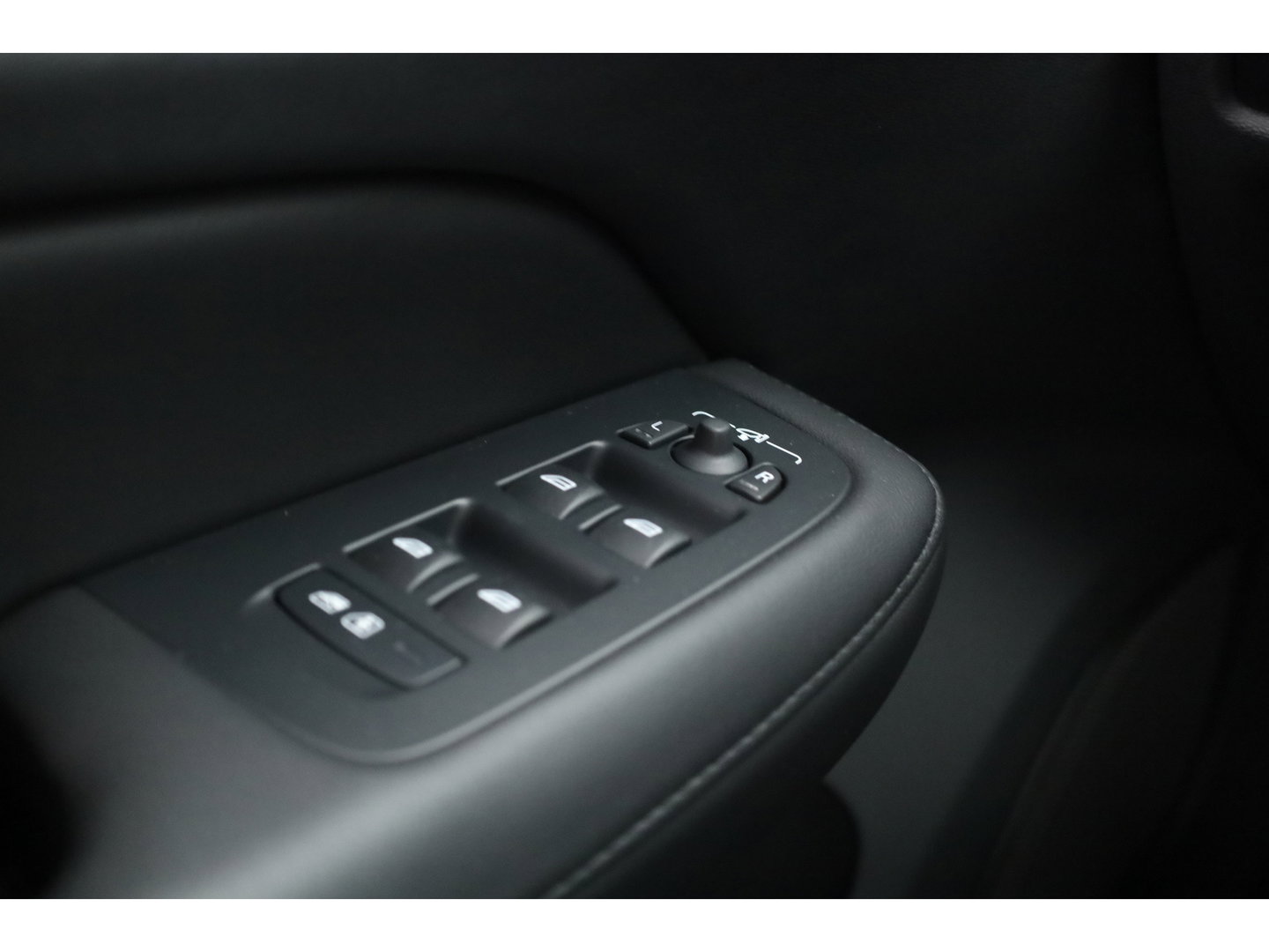 Volvo V60 2.0 T6 Plug-in hybrid AWD Plus Dark | Stoel 4 & Stuur Verwarming | achteruitrijcamera | Memory | 19" |