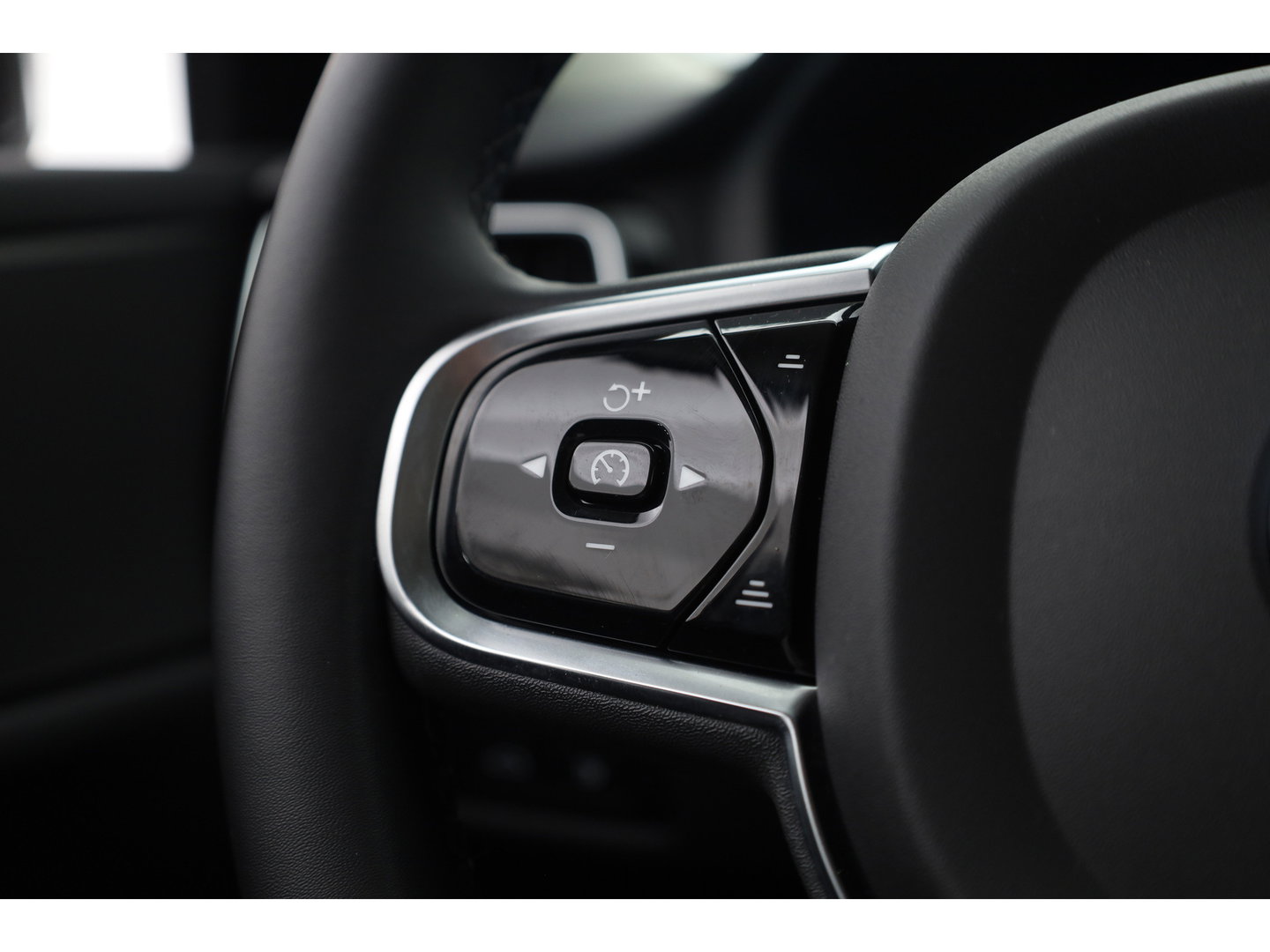 Volvo V60 2.0 T6 Plug-in hybrid AWD Plus Dark | Stoel 4 & Stuur Verwarming | achteruitrijcamera | Memory | 19" |