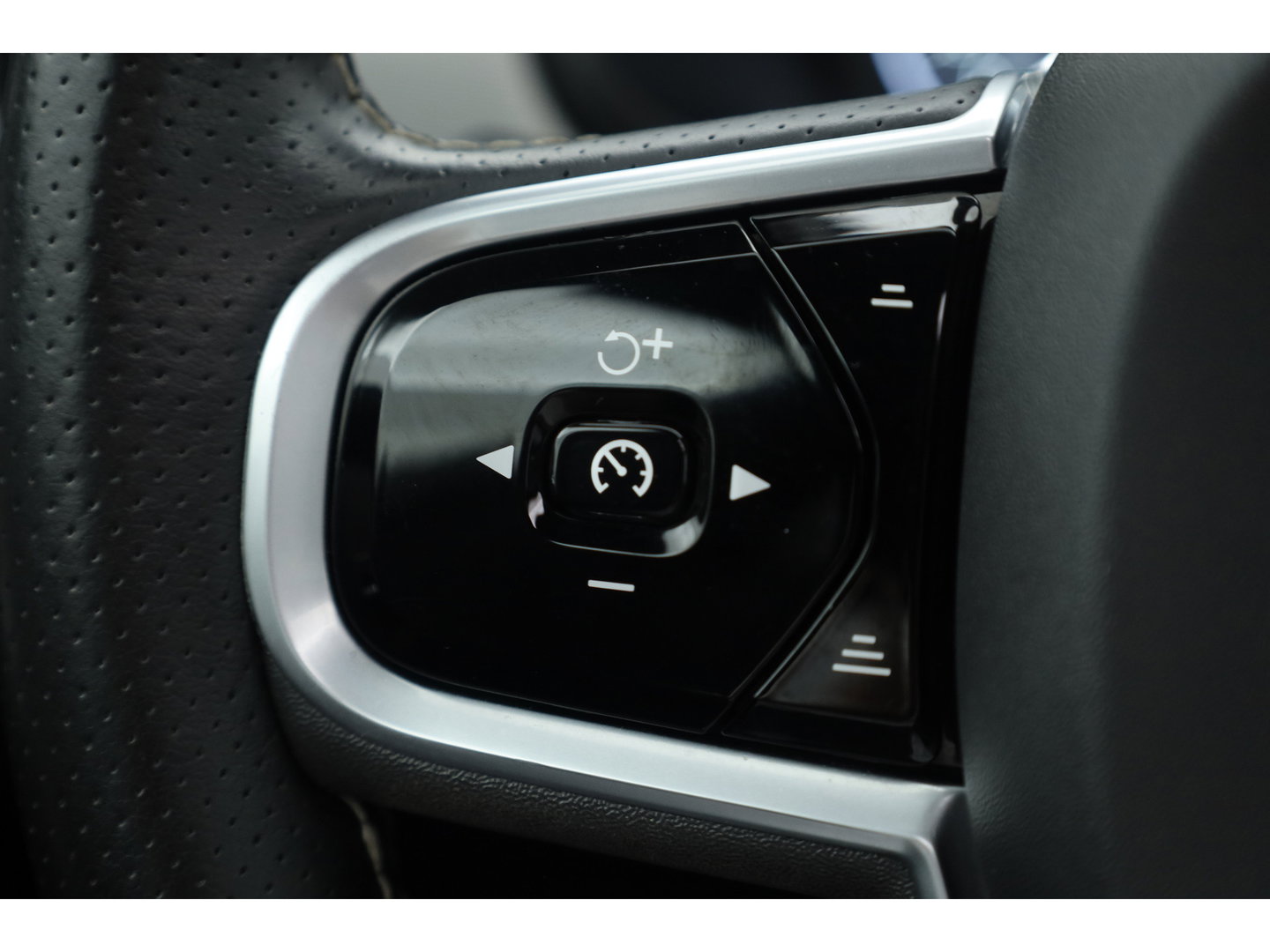 Volvo V90 2.0 T8 AWD R-Design | Pano | Elek. Trekhaak | Memory seats | SOH 77% | Pilot Assist | 20'' | Leder | 360cam