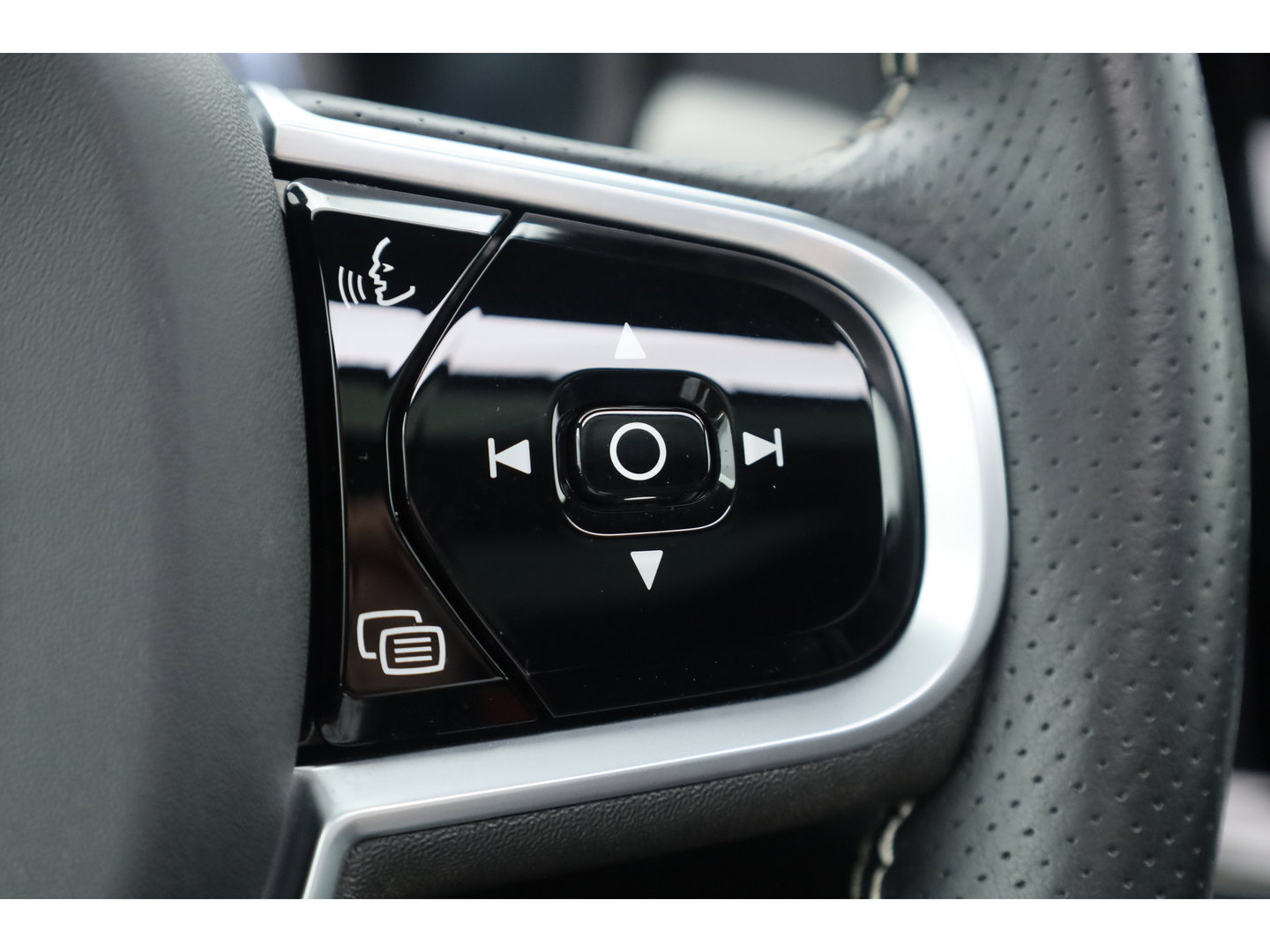 Volvo V90 2.0 T8 AWD R-Design | Pano | Elek. Trekhaak | Memory seats | SOH 77% | Pilot Assist | 20'' | Leder | 360cam