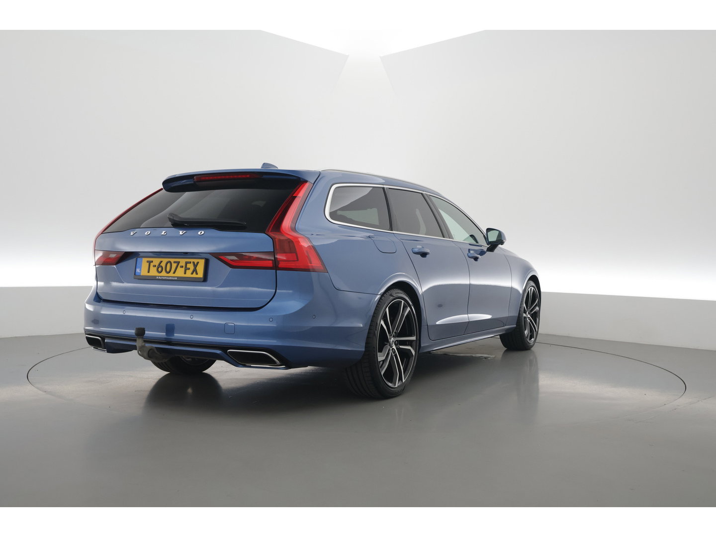 Volvo V90 2.0 T8 AWD R-Design | Pano | Elek. Trekhaak | Memory seats | SOH 77% | Pilot Assist | 20'' | Leder | 360cam