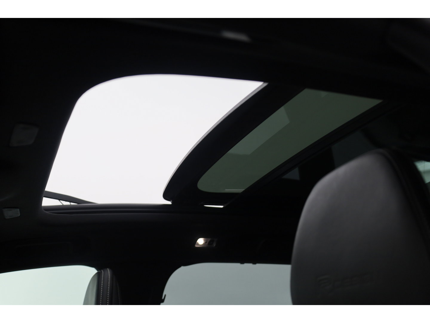 Volvo V90 2.0 T8 AWD R-Design | Pano | Elek. Trekhaak | Memory seats | SOH 77% | Pilot Assist | 20'' | Leder | 360cam