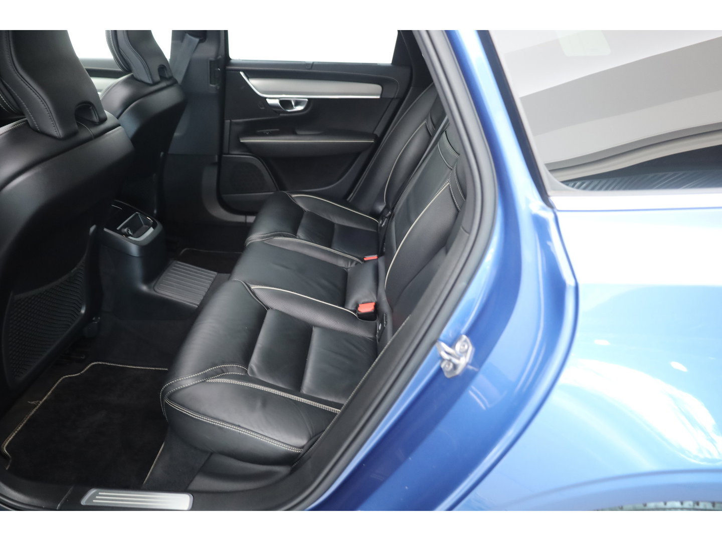 Volvo V90 2.0 T8 AWD R-Design | Pano | Elek. Trekhaak | Memory seats | SOH 77% | Pilot Assist | 20'' | Leder | 360cam