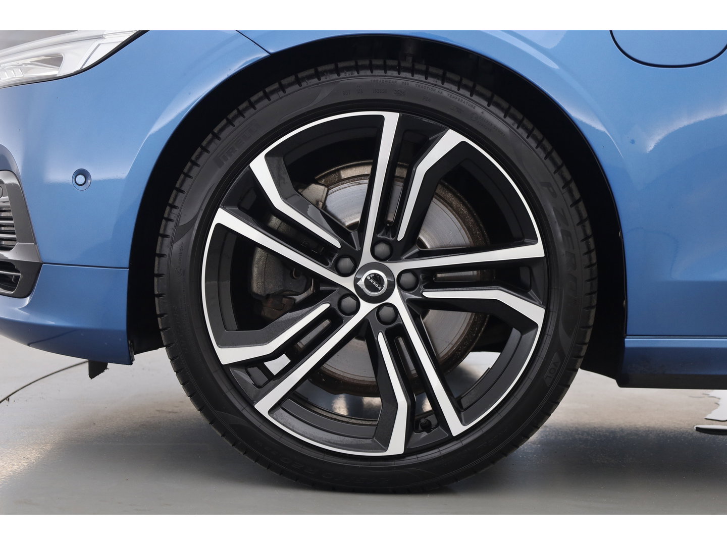 Volvo V90 2.0 T8 AWD R-Design | Pano | Elek. Trekhaak | Memory seats | SOH 77% | Pilot Assist | 20'' | Leder | 360cam