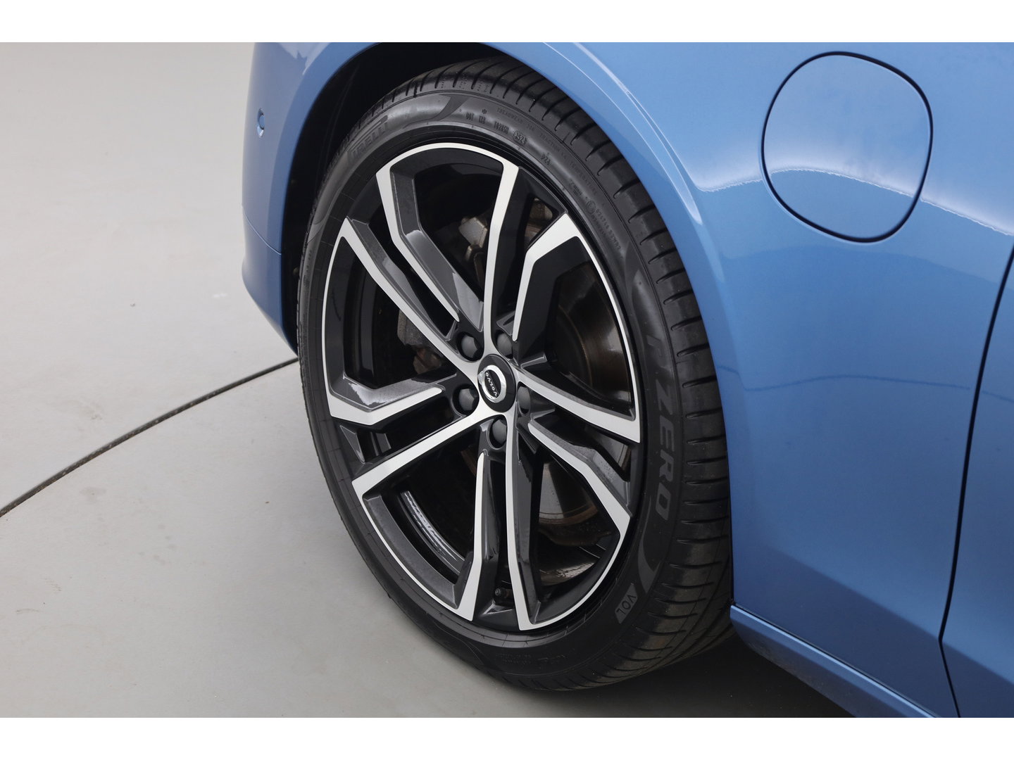 Volvo V90 2.0 T8 AWD R-Design | Pano | Elek. Trekhaak | Memory seats | SOH 77% | Pilot Assist | 20'' | Leder | 360cam