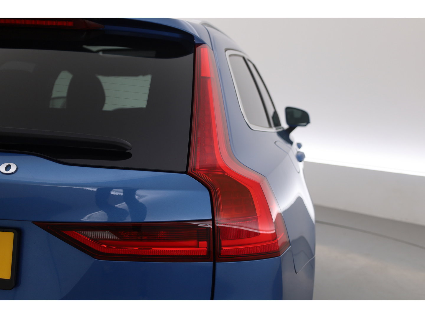 Volvo V90 2.0 T8 AWD R-Design | Pano | Elek. Trekhaak | Memory seats | SOH 77% | Pilot Assist | 20'' | Leder | 360cam