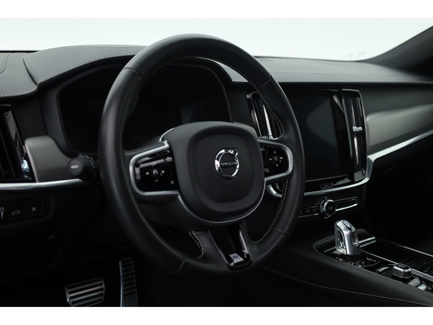 Volvo V90 2.0 T8 AWD R-Design | Pano | Elek. Trekhaak | Memory seats | SOH 77% | Pilot Assist | 20'' | Leder | 360cam
