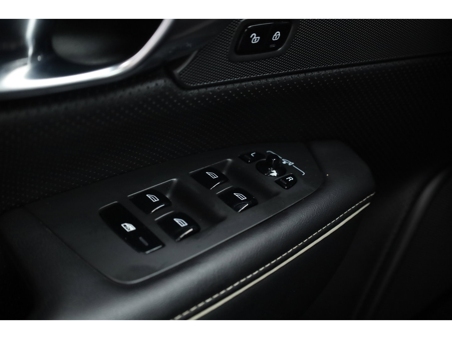 Volvo V90 2.0 T8 AWD R-Design | Pano | Elek. Trekhaak | Memory seats | SOH 77% | Pilot Assist | 20'' | Leder | 360cam