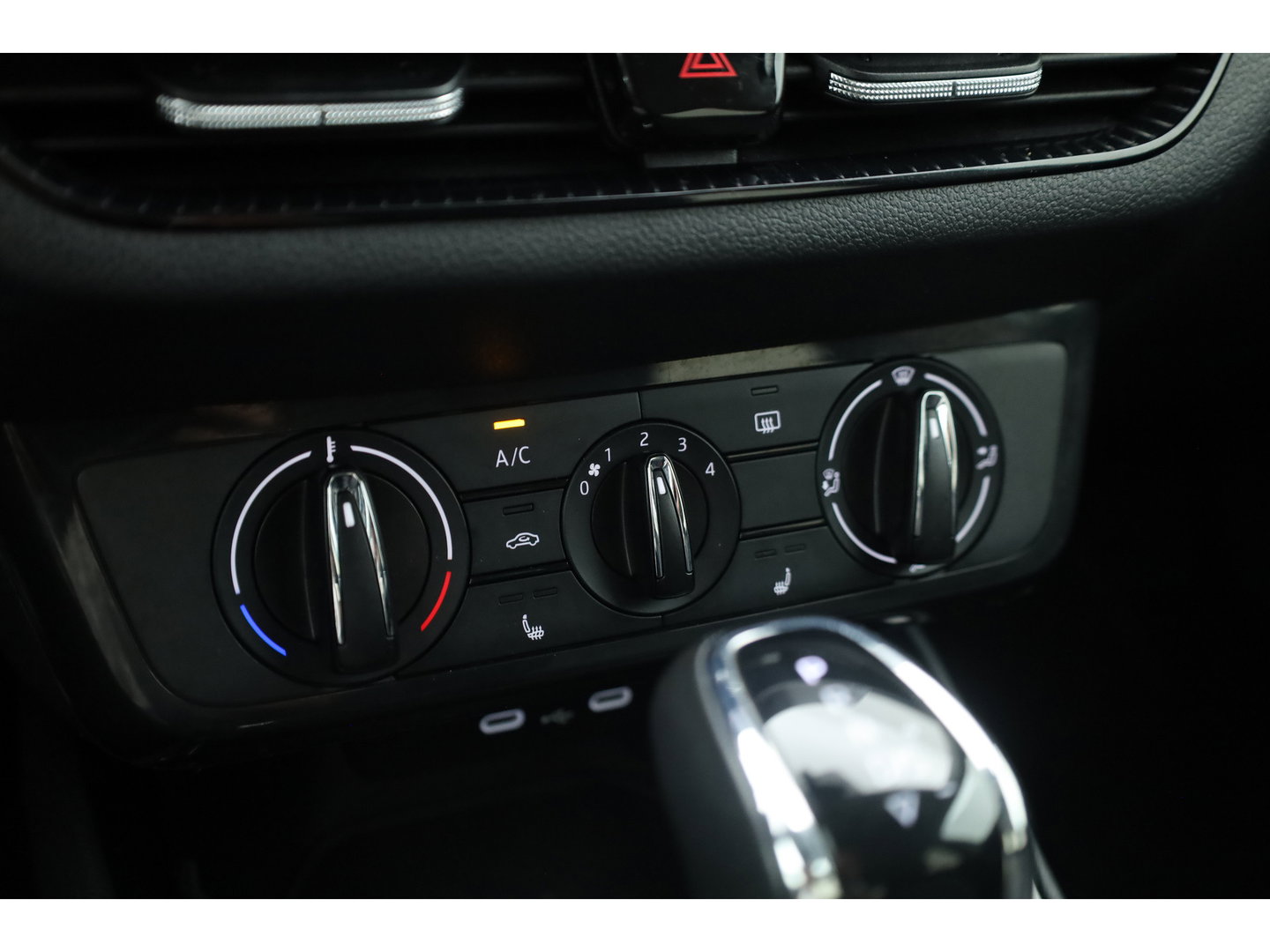 Škoda Fabia 1.0 TSI Ambition DSG | Apple CarPlay & Android Auto | Stoelverw. | Airco | All Season | LED | PDC A