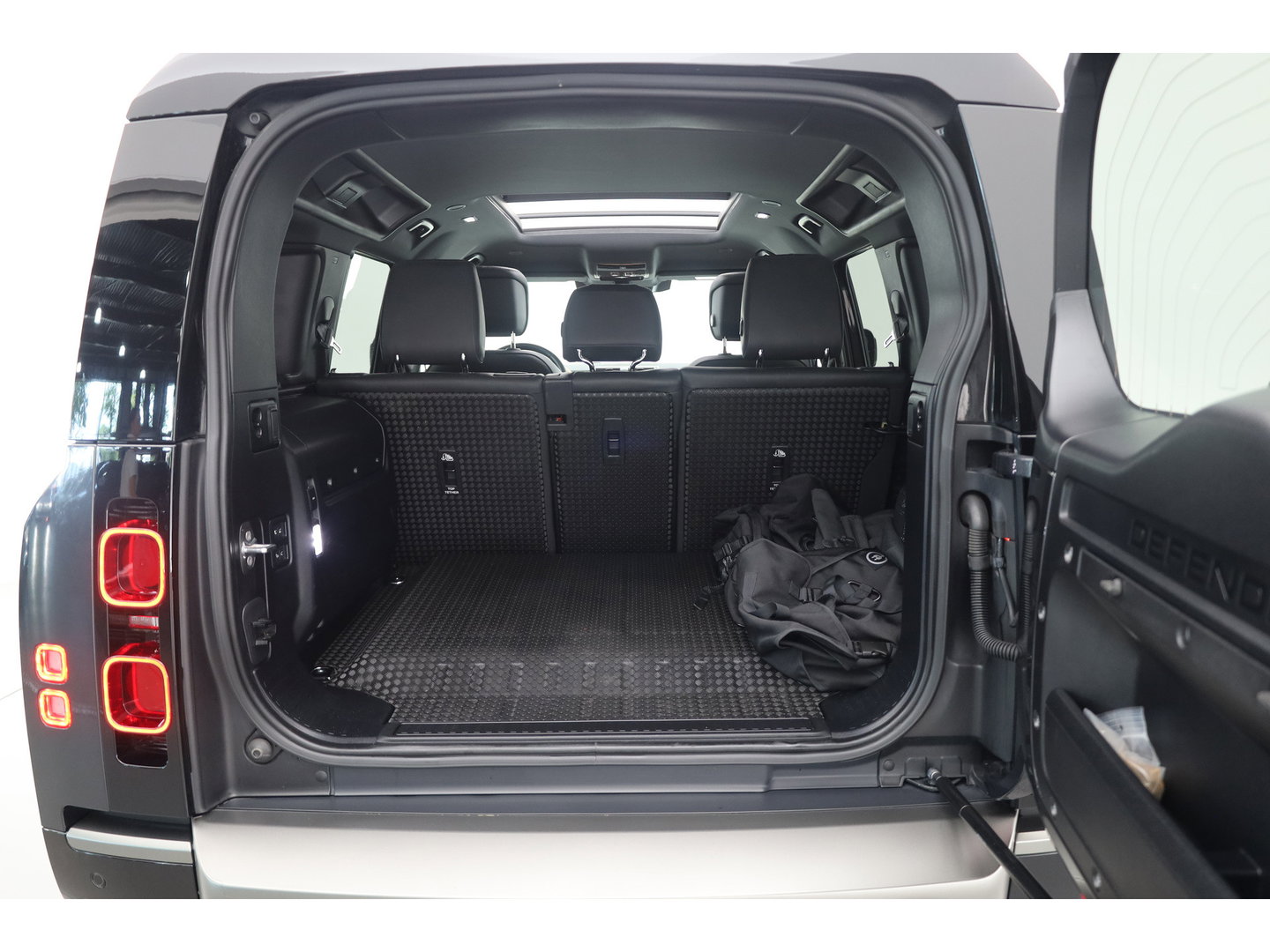 Land Rover Defender 110 2.0 P400e 110 X-Dynamic HSE | Pano | Sidebars | 22'' | 360cam | Luchtvering | Trekhaak | Stoelventi. | Adapt. Cruise