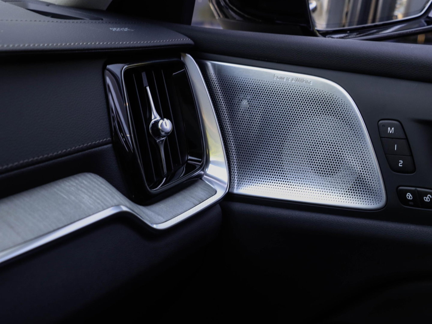 Volvo V60 T8 AWD Ultra Dark Bowers & Wilkins Pano Massage Stoelvent. Akoestisch glas 360 Cam