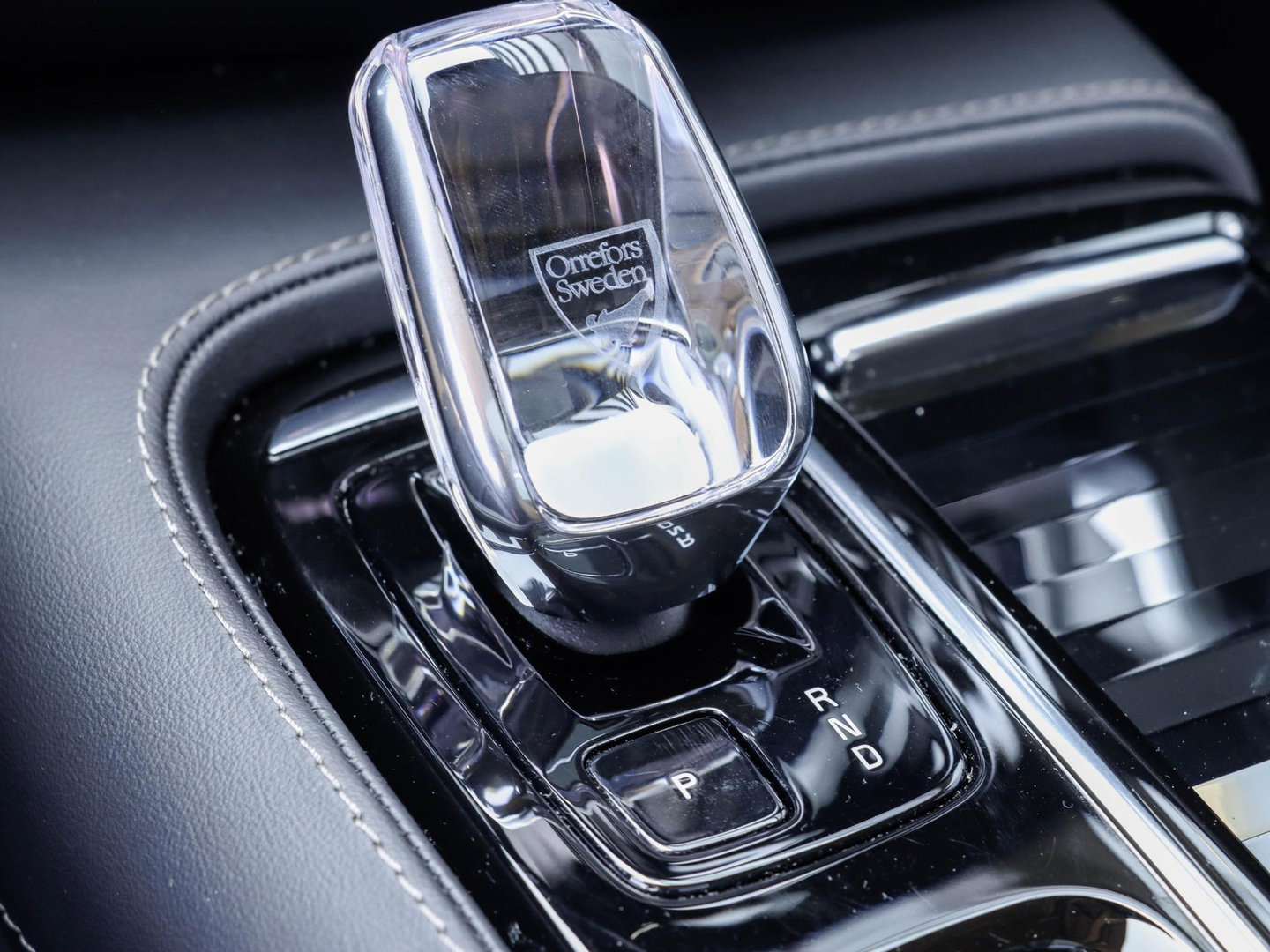 Volvo V60 T8 AWD Ultra Dark Bowers & Wilkins Pano Massage Stoelvent. Akoestisch glas 360 Cam