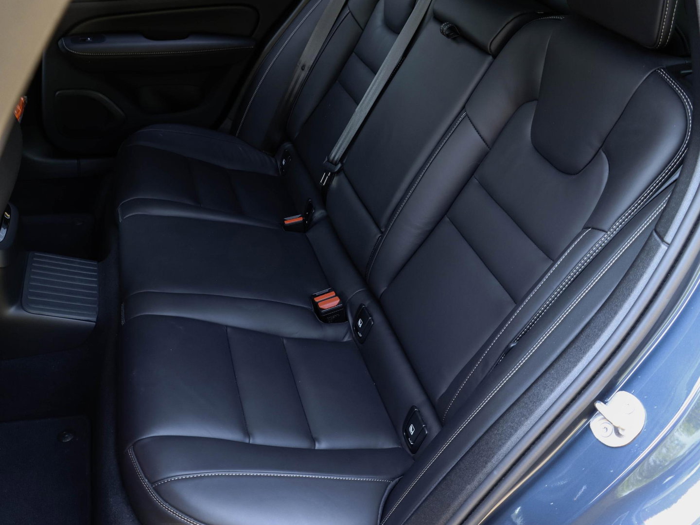 Volvo V60 T8 AWD Ultra Dark Bowers & Wilkins Pano Massage Stoelvent. Akoestisch glas 360 Cam