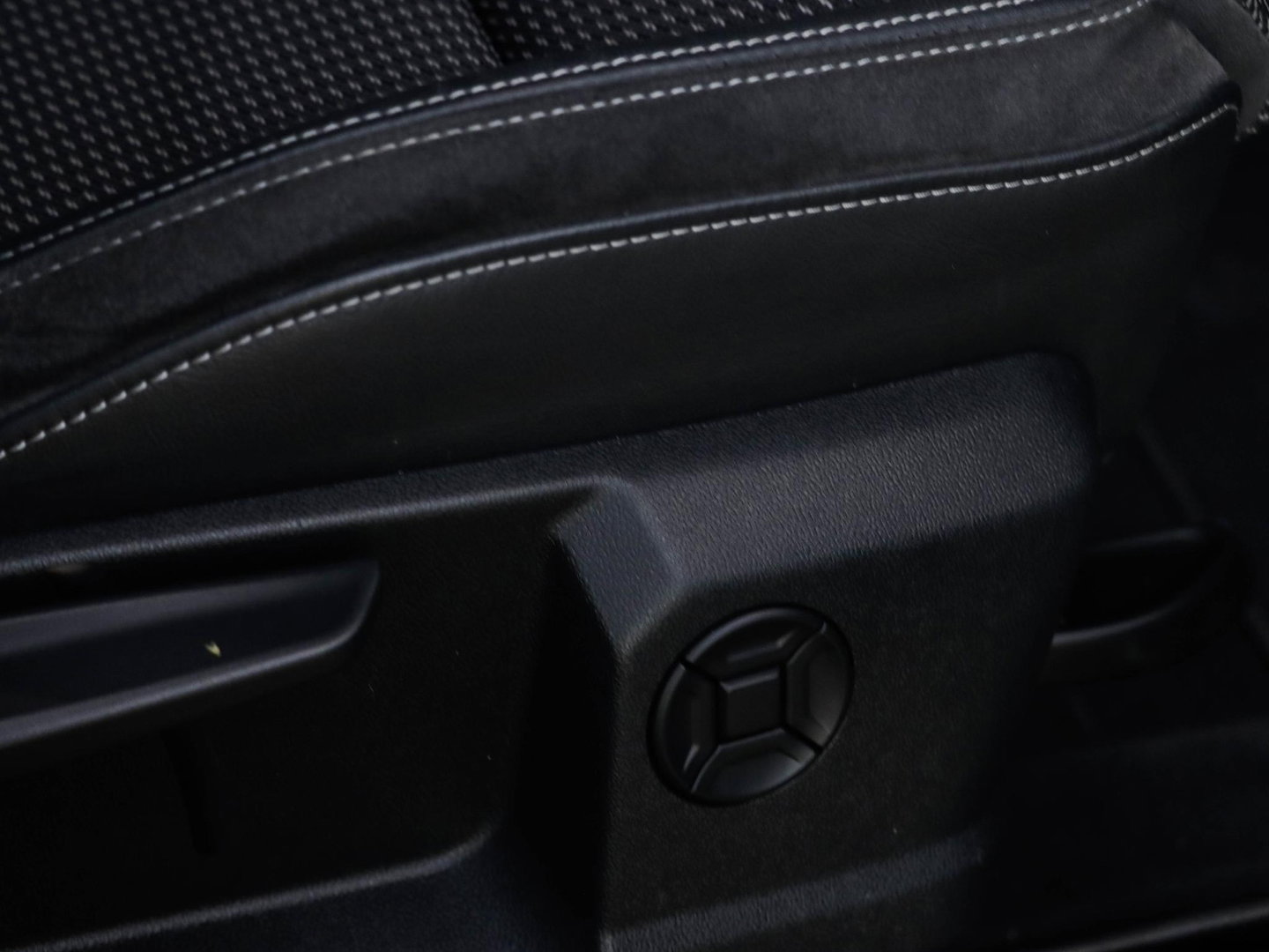 Audi Q3 40 TFSI 190pk Quattro Aut. S line Trekhaak wegkl. Sfeerverl. Virtual Cockpit
