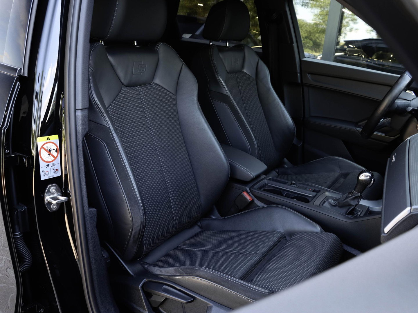 Audi Q3 40 TFSI 190pk Quattro Aut. S line Trekhaak wegkl. Sfeerverl. Virtual Cockpit