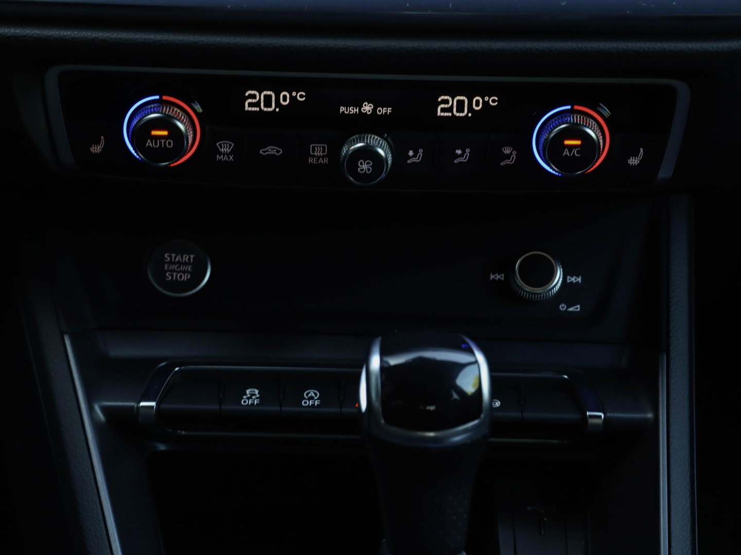 Audi Q3 40 TFSI 190pk Quattro Aut. S line Trekhaak wegkl. Sfeerverl. Virtual Cockpit