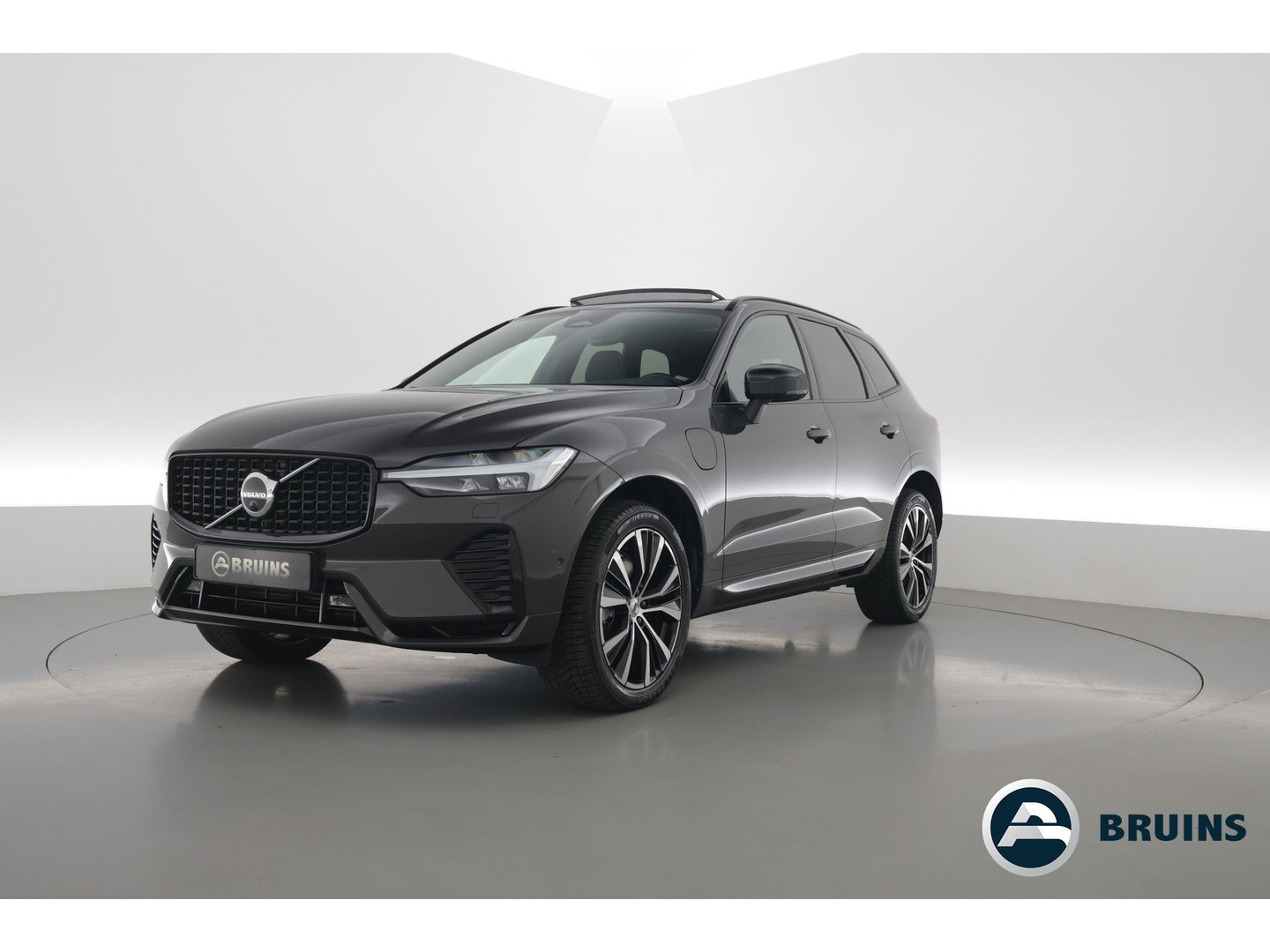 Volvo XC60 2.0 T8 Plug-in hybrid AWD Ultimate Dark | SOH 99,9% | Trekhaak | Head-up | Sport Stoelen | 360 camera |