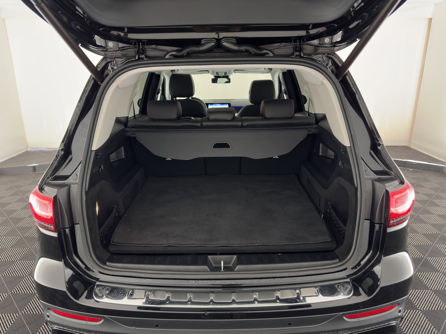 Mercedes-Benz GLB 250 4MATIC AMG-Sportpack Premium Plus Aut. *LEATHER-MICROFIBRE | FULL-LED | AMBIENTLIGHT | WIDE-COCKPIT | HEATED-SPORTSEATS | KEYLESS | NAVI-FULLMAP | ECC | SHIFTPADDLES | MEMORY-PACK | PDC | CRUISE | 21''ALU*