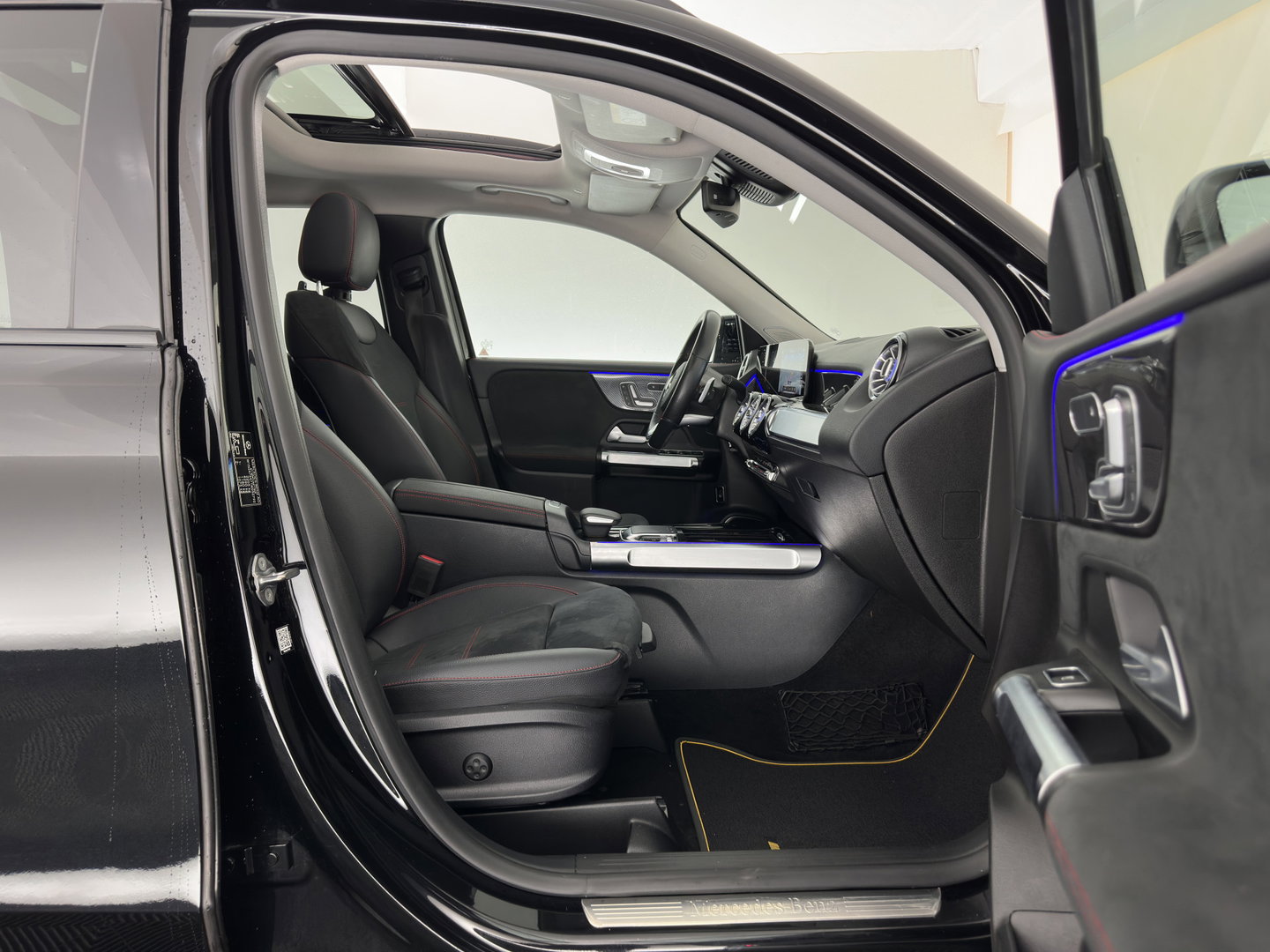 Mercedes-Benz GLB 250 4MATIC AMG-Sportpack Premium Plus Aut. *LEATHER-MICROFIBRE | FULL-LED | AMBIENTLIGHT | WIDE-COCKPIT | HEATED-SPORTSEATS | KEYLESS | NAVI-FULLMAP | ECC | SHIFTPADDLES | MEMORY-PACK | PDC | CRUISE | 21''ALU*