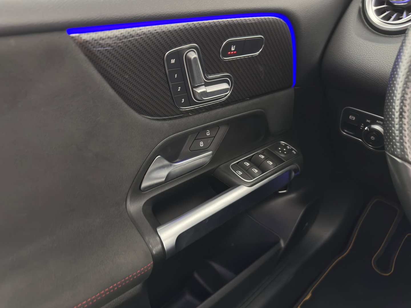 Mercedes-Benz GLB 250 4MATIC AMG-Sportpack Premium Plus Aut. *LEATHER-MICROFIBRE | FULL-LED | AMBIENTLIGHT | WIDE-COCKPIT | HEATED-SPORTSEATS | KEYLESS | NAVI-FULLMAP | ECC | SHIFTPADDLES | MEMORY-PACK | PDC | CRUISE | 21''ALU*