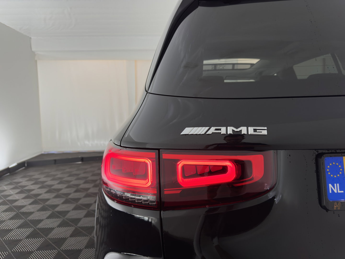 Mercedes-Benz GLB 250 4MATIC AMG-Sportpack Premium Plus Aut. *LEATHER-MICROFIBRE | FULL-LED | AMBIENTLIGHT | WIDE-COCKPIT | HEATED-SPORTSEATS | KEYLESS | NAVI-FULLMAP | ECC | SHIFTPADDLES | MEMORY-PACK | PDC | CRUISE | 21''ALU*