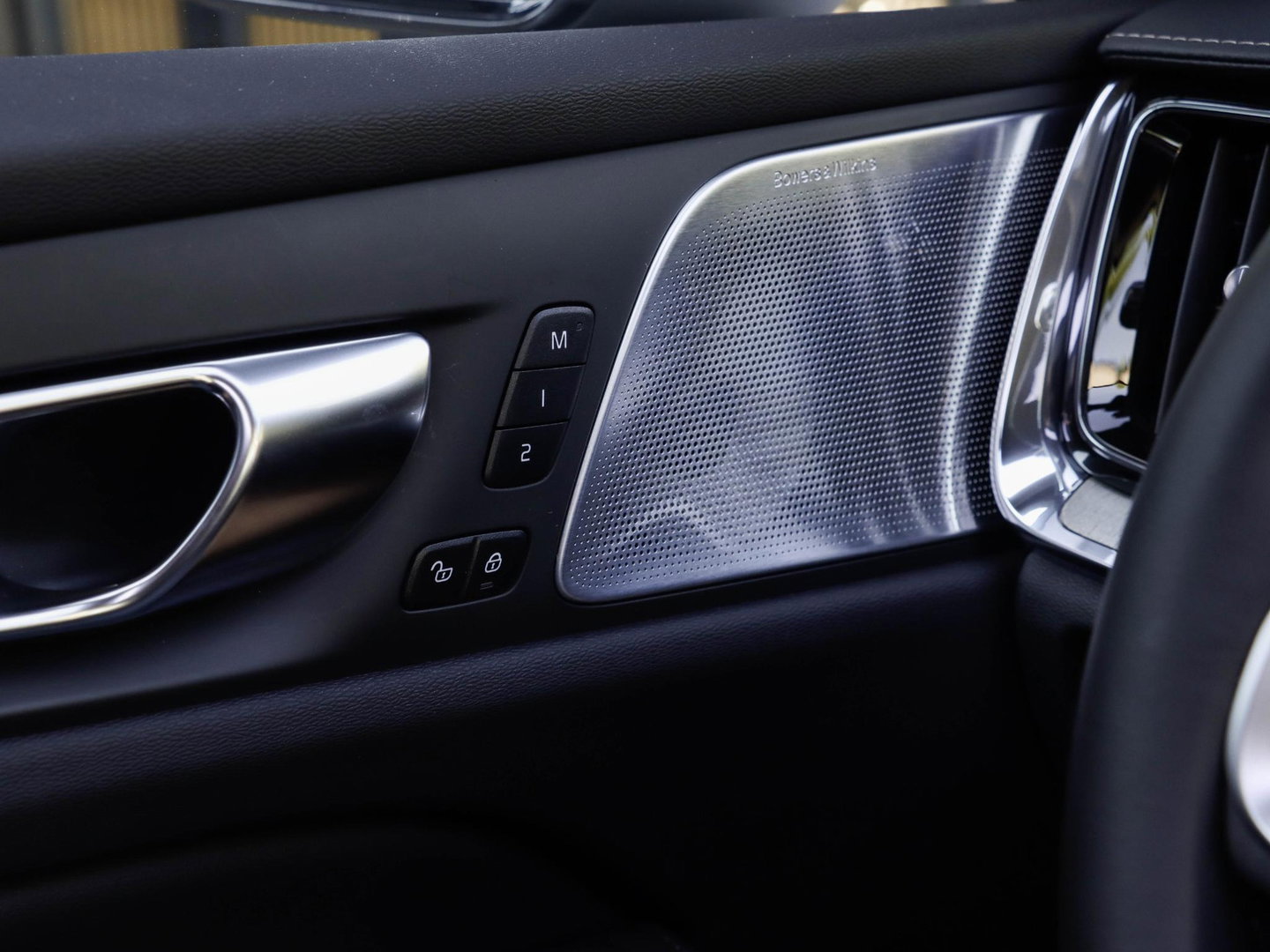 Volvo V60 T8 AWD Ultra Dark Bowers & Wilkins Massagestoelen Stoelventilatie Panodak