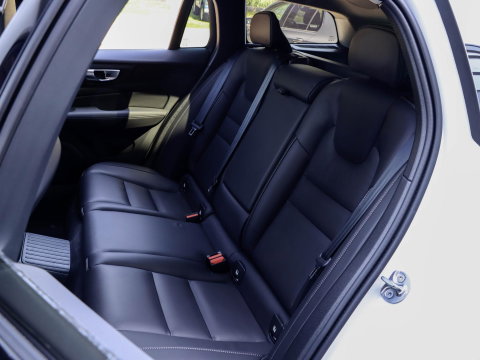 Volvo V60 T8 AWD Ultra Dark Bowers & Wilkins Massagestoelen Stoelventilatie Panodak