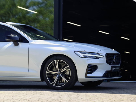 Volvo V60 T8 AWD Ultra Dark Bowers & Wilkins Massagestoelen Stoelventilatie Panodak