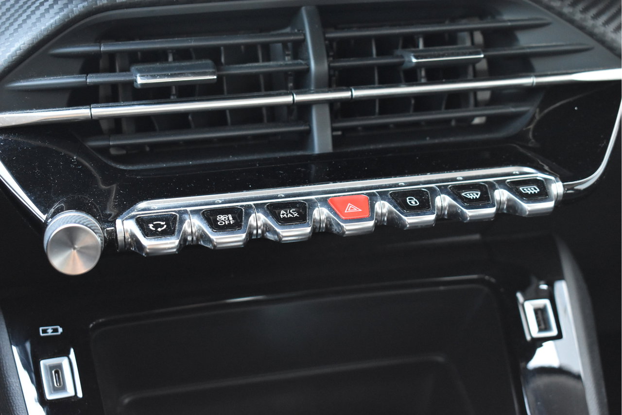 Peugeot e-208