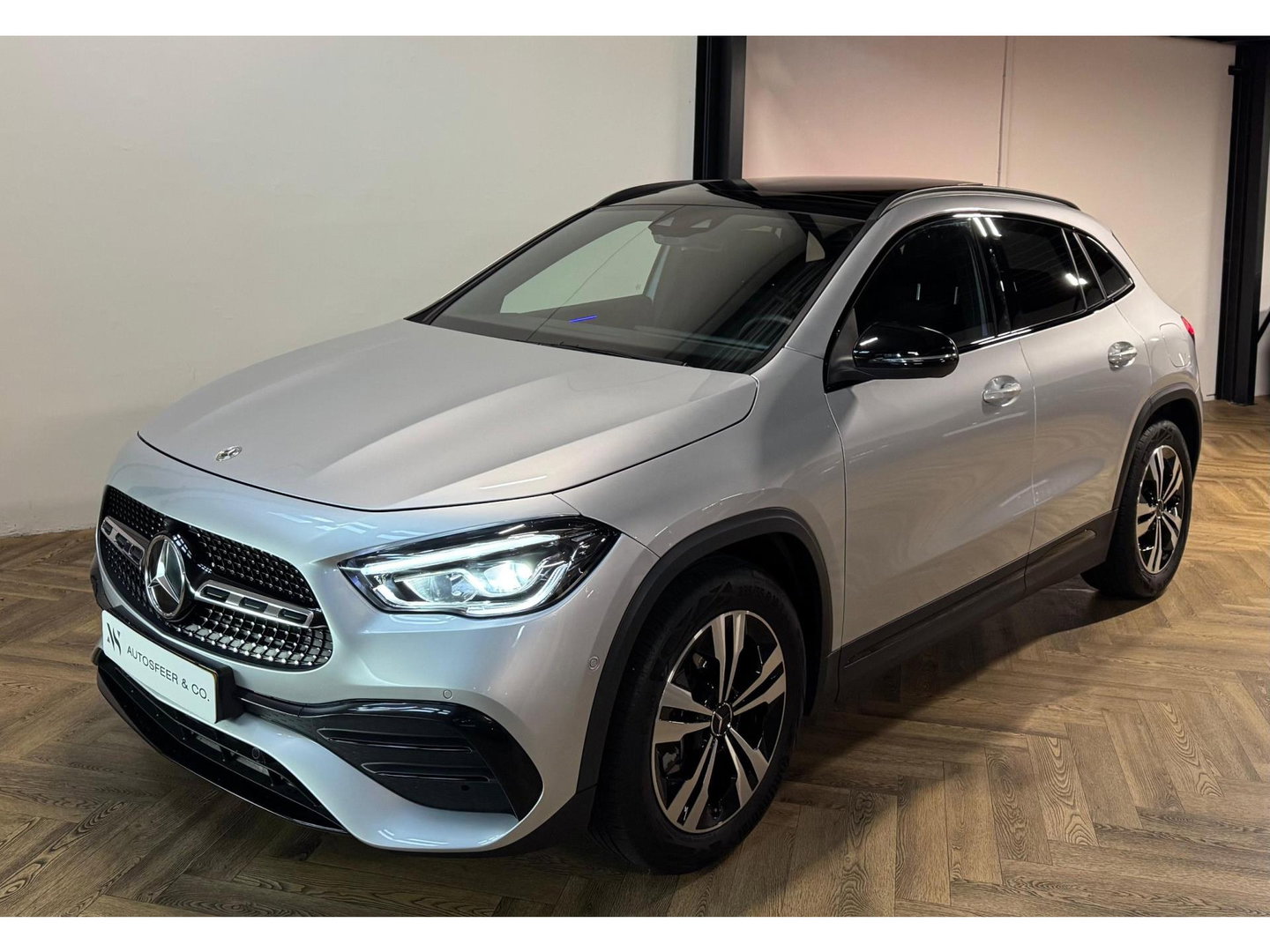 Mercedes-Benz GLA 220 d PANO KEYLESS CAM