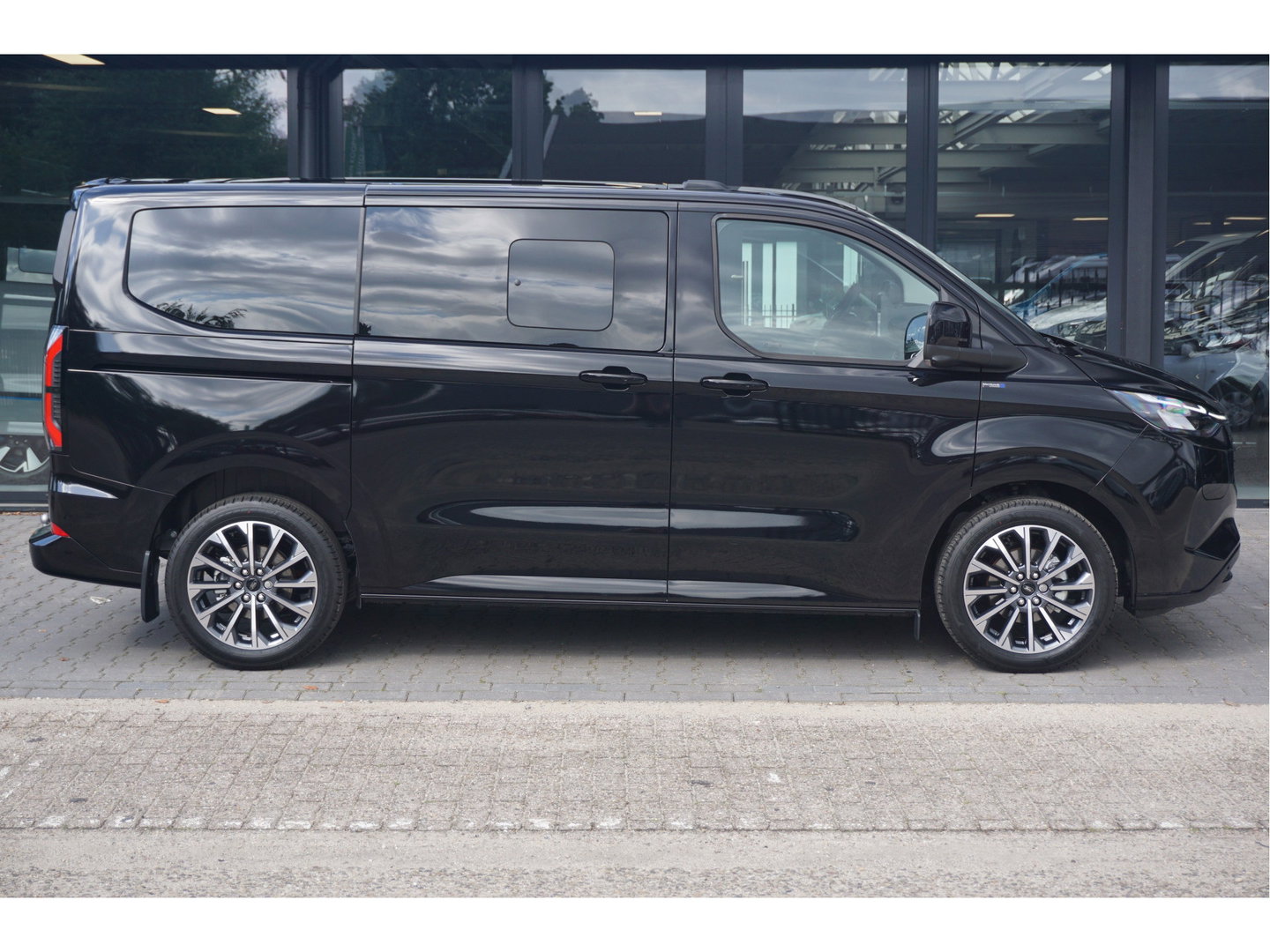 Ford Transit Custom Tourneo 340S 2.5 PHEV 233PK Titanium X PRIJS INCL. BPM Leder, 19" LM, B&O, Pano, Elec. Schuifdeur, Trekhaak!! NR. TR0