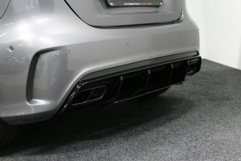 Mercedes-Benz A-Klasse 200 AMG Line / A45 AMG Diffuser / Panamericana Grille / Panoramadak / Carbon interieurdelen / Stoelverwarming / LED High Performance / Cruise Control / 18'' LMV / Agility Control / PDC V+A