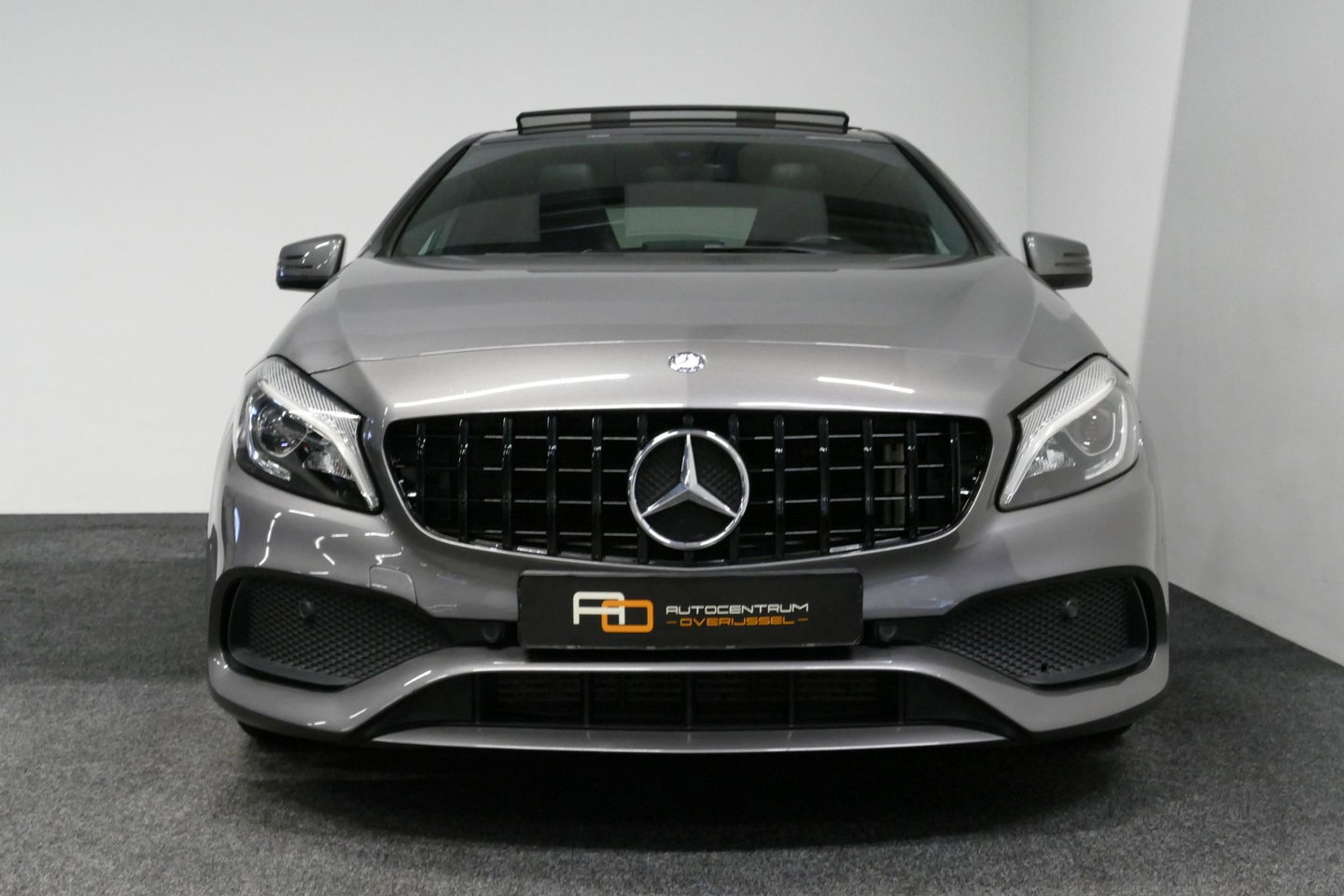Mercedes-Benz A-Klasse 200 AMG Line / A45 AMG Diffuser / Panamericana Grille / Panoramadak / Carbon interieurdelen / Stoelverwarming / LED High Performance / Cruise Control / 18'' LMV / Agility Control / PDC V+A