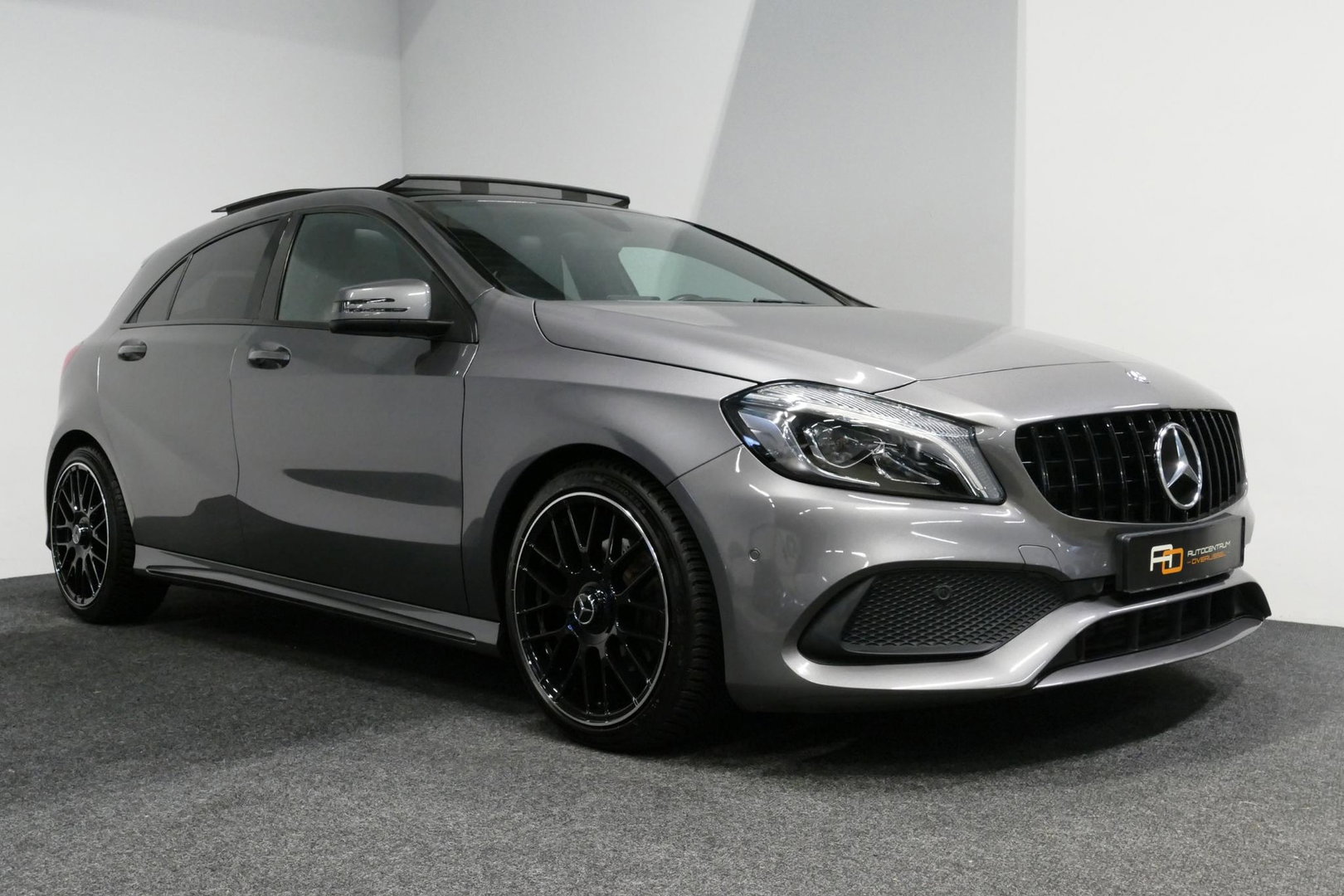 Mercedes-Benz A-Klasse 200 AMG Line / A45 AMG Diffuser / Panamericana Grille / Panoramadak / Carbon interieurdelen / Stoelverwarming / LED High Performance / Cruise Control / 18'' LMV / Agility Control / PDC V+A