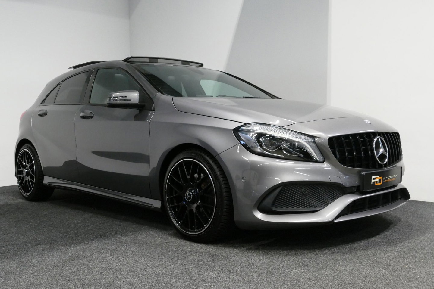 Mercedes-Benz A-Klasse 200 AMG Line / A45 AMG Diffuser / Panamericana Grille / Panoramadak / Carbon interieurdelen / Stoelverwarming / LED High Performance / Cruise Control / 18'' LMV / Agility Control / PDC V+A