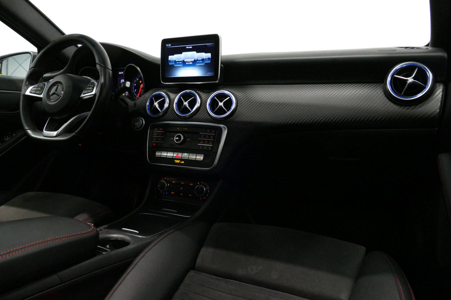 Mercedes-Benz A-Klasse 200 AMG Line / A45 AMG Diffuser / Panamericana Grille / Panoramadak / Carbon interieurdelen / Stoelverwarming / LED High Performance / Cruise Control / 18'' LMV / Agility Control / PDC V+A