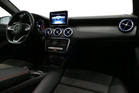 Mercedes-Benz A-Klasse 200 AMG Line / A45 AMG Diffuser / Panamericana Grille / Panoramadak / Carbon interieurdelen / Stoelverwarming / LED High Performance / Cruise Control / 18'' LMV / Agility Control / PDC V+A