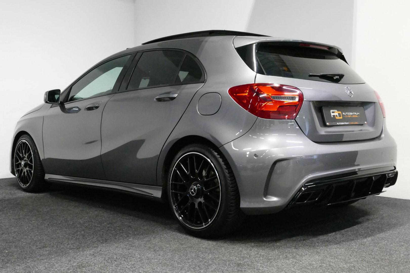 Mercedes-Benz A-Klasse 200 AMG Line / A45 AMG Diffuser / Panamericana Grille / Panoramadak / Carbon interieurdelen / Stoelverwarming / LED High Performance / Cruise Control / 18'' LMV / Agility Control / PDC V+A