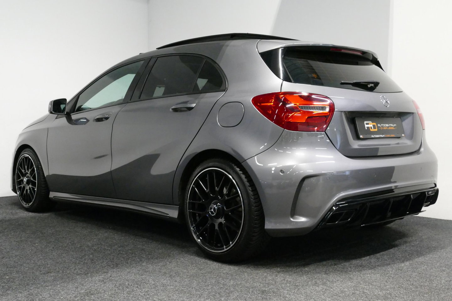 Mercedes-Benz A-Klasse 200 AMG Line / A45 AMG Diffuser / Panamericana Grille / Panoramadak / Carbon interieurdelen / Stoelverwarming / LED High Performance / Cruise Control / 18'' LMV / Agility Control / PDC V+A
