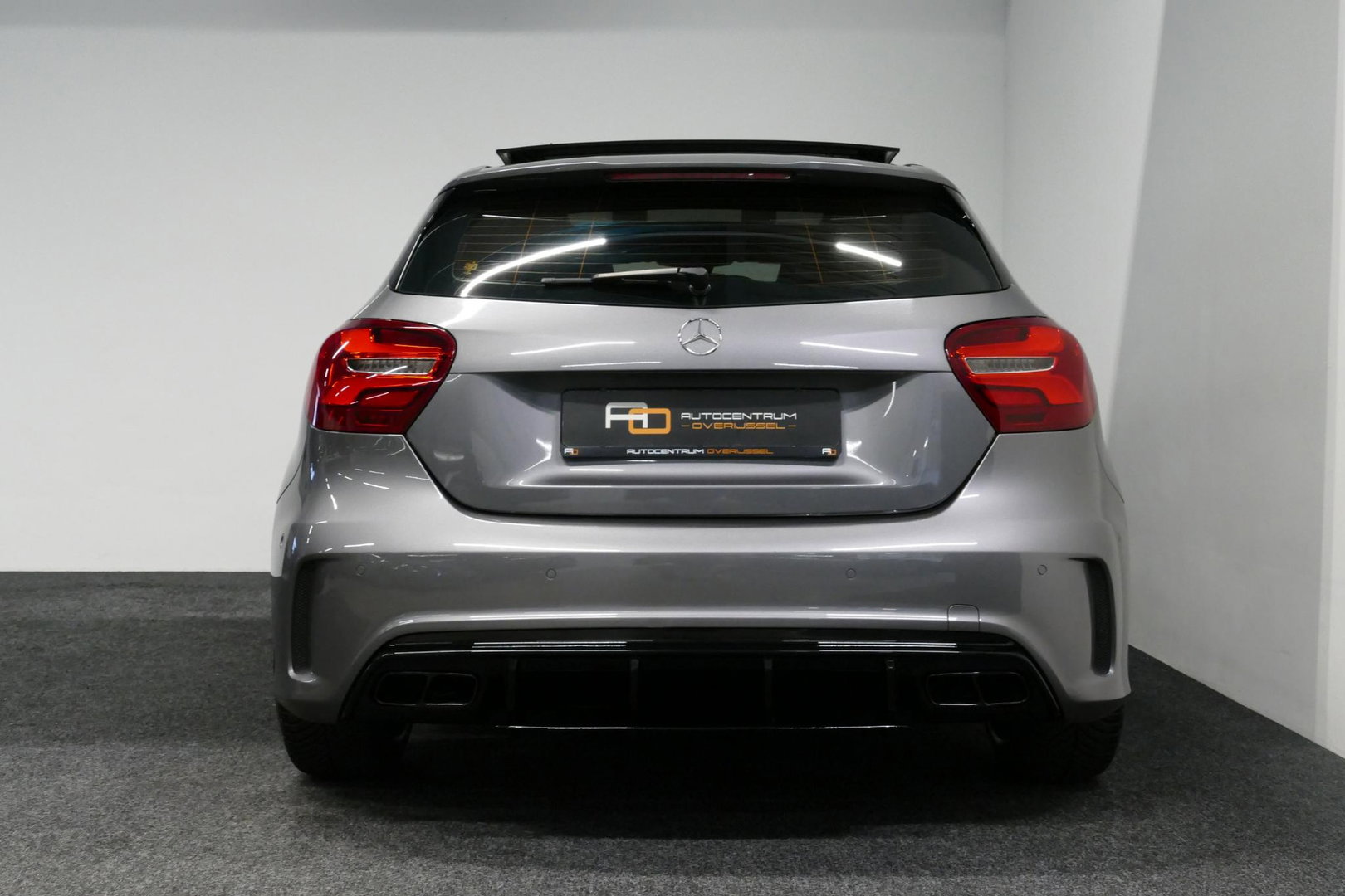 Mercedes-Benz A-Klasse 200 AMG Line / A45 AMG Diffuser / Panamericana Grille / Panoramadak / Carbon interieurdelen / Stoelverwarming / LED High Performance / Cruise Control / 18'' LMV / Agility Control / PDC V+A