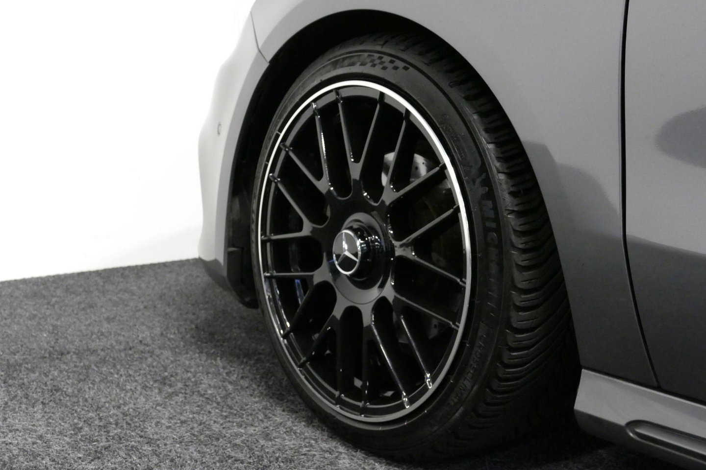 Mercedes-Benz A-Klasse 200 AMG Line / A45 AMG Diffuser / Panamericana Grille / Panoramadak / Carbon interieurdelen / Stoelverwarming / LED High Performance / Cruise Control / 18'' LMV / Agility Control / PDC V+A